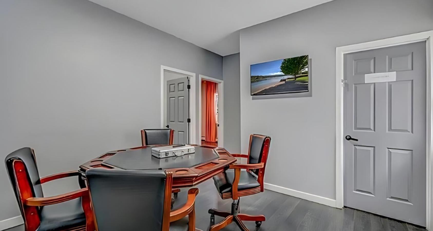 Long Pond Peaceful Pocono Home With Hot Tub, Gym, & Office מראה חיצוני תמונה